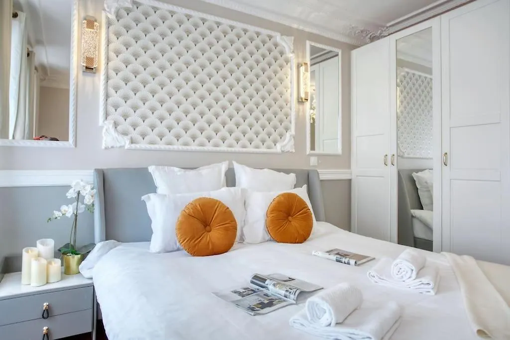 Apartment Parisian Gem: Heart Of The Latin Quarter- 2br Lift Paris