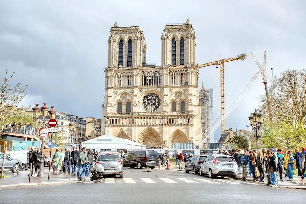 Parisian Gem: Heart Of The Latin Quarter- 2br Lift Apartment Paris